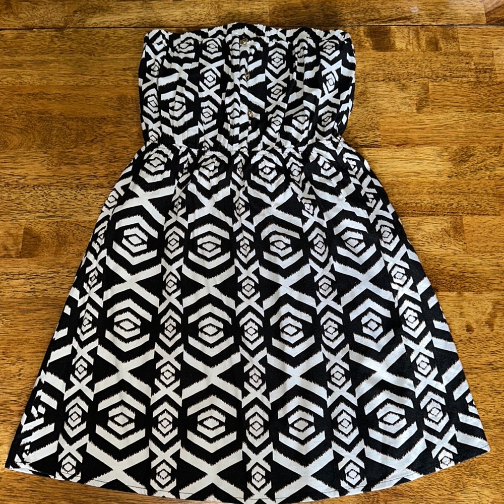 Black and white strapless dress. Elastic top. 27 inch top to bottom.
